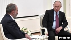 И. о. премьер-министра Армении Никол Пашинян (слева) и президент России Владимир Путин (архив)