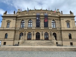 По всій Чехії цими днями згадують Міладу Горакову, скрізь виставляють її портрети. Рудолфінум, Прага, 2020 рік