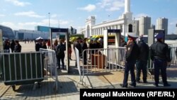 Досмотр граждан у столичной площади, где проводятся торжества по случаю Дня единства народа.