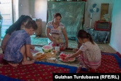 Назгүл Итикеева балдары менен.