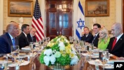 Американският президент Доналд Тръмп (вляво) домакинства вечеря с израелска делегация, водена от премиера Бенямин Нетаняху във Вашингтон, 7 юли 2025 г.
