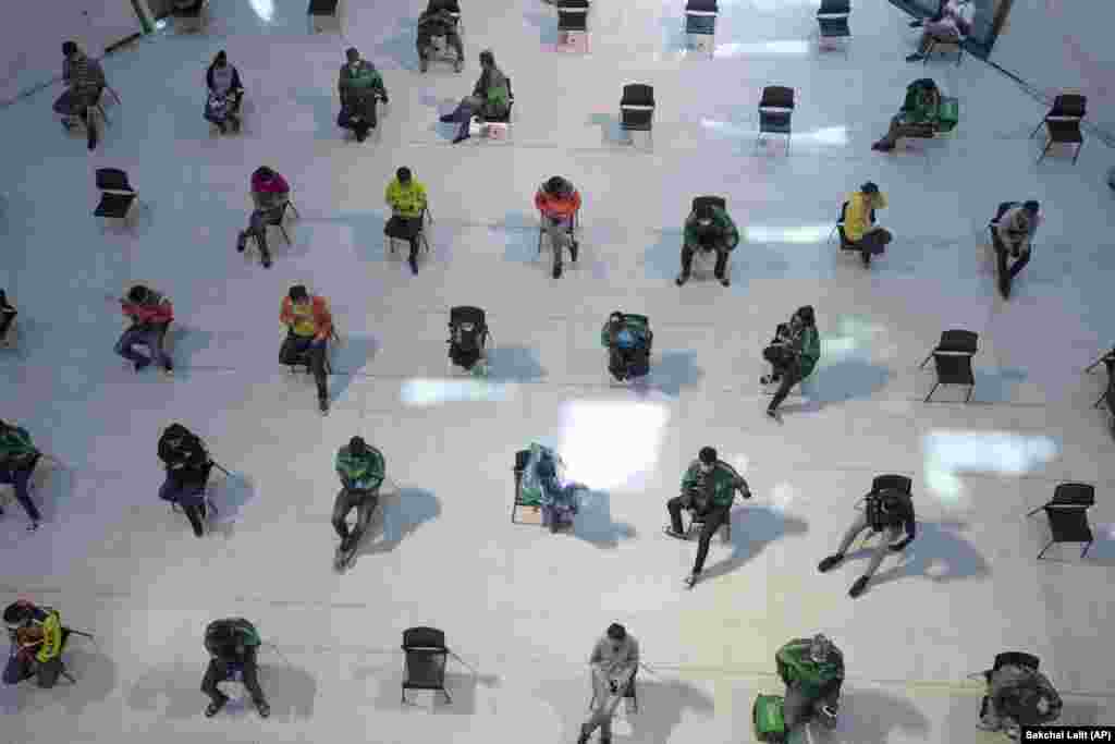 Бангкоктогу соода борборлорунун биринде салып кетчү тамак-ашка буюртма берген адамдар. Таиланд.&nbsp;