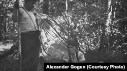 Партизаны и партизанка на отдыхе. Отряд Алексея Федорова (архивное фото)