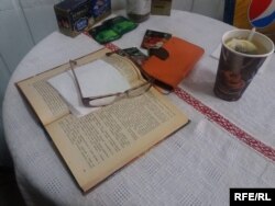 Когда нет клиентов, Валентина проводит время за чтением