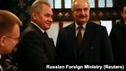 Khalifa Haftar (sağda) bu ilin yanvarında Moskvada Sergei Shoigu ilə uğursuz danışıqlar keçirib