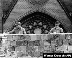 دیوار برلین در ۱۳ اوت ۱۹۶۱ ساخته شد.