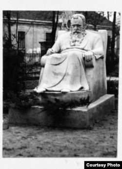 Памятник Шептицькому (автор – Сергій Литвиненко, 1935 рік), який був встановлений на святкуванні 30-ліття Національного музею і 70 -ліття від дня народження митрополита. Знищений радянською владою (архівні фото)