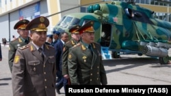 Райымберди Дүйшөмбиев Канттагы авиабазада Орусиянын коргоо министри Сергей Шойгу менен. 2019-жылы тартылган сүрөт.