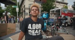 Джаст Маршалл, демонстрант і музикант