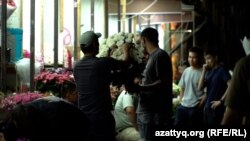 Алматы қаласының Тастақ базарындағы гүл саудасы. 2025 жылдың шілде айы.