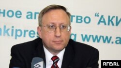 АКШ Мамлекеттик катчысынын Түштүк жана Борбор Азия боюнча орун басарынын жардамчысы Жорж Крол Кыргызстандагы иш сапары тууралуу маалымат жыйынын өткөрүүдө. Бишкек, 25-май. 