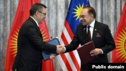 Садыр Жапаров жана Анвар Ибрагим.