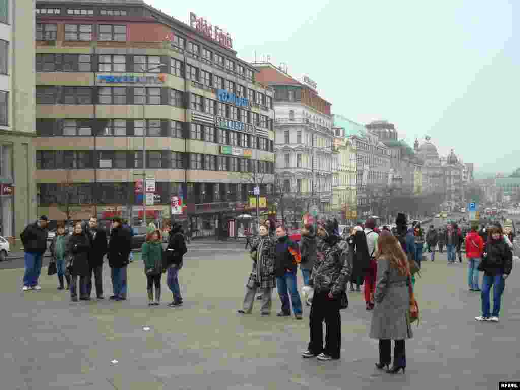 Чехия астанасының орталығындағы Вацлав алаңы - туристердің ең көп келетін жері - Туристер мен чех азаматтары қазақ босқындарының митингісін қарап тұр.   