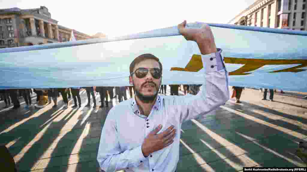 Tedbirniñ başında Ukraina ve qırımtatar halqınıñ gimleri yañğıradı