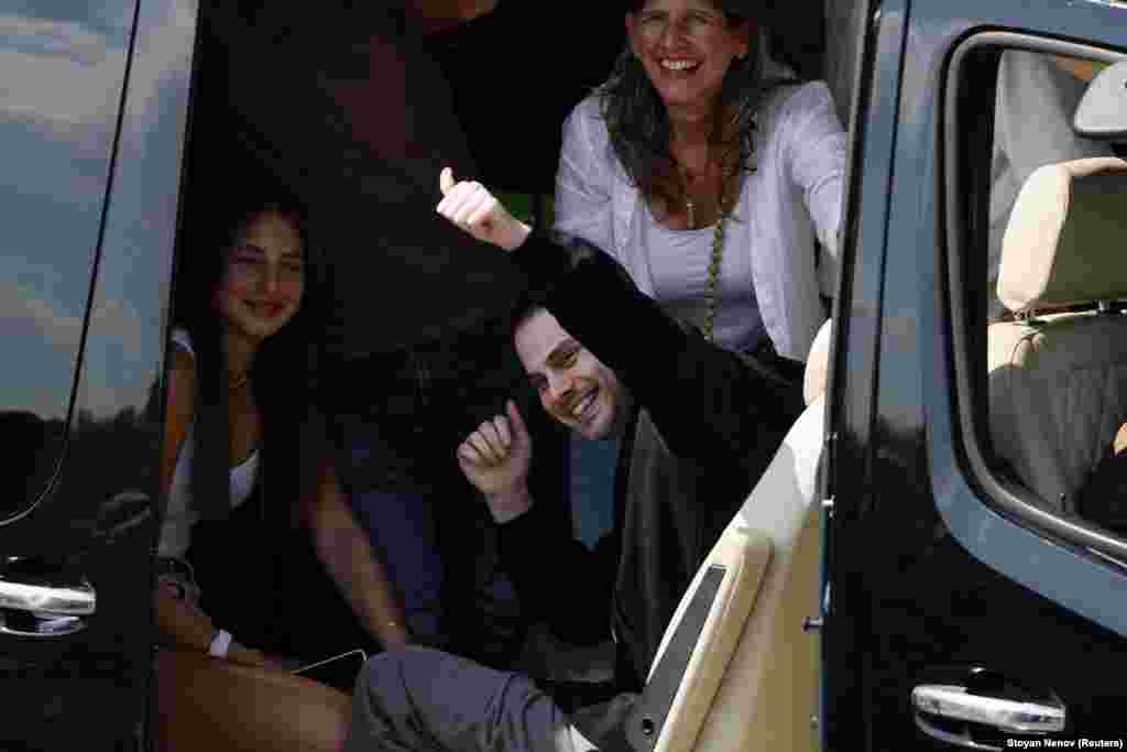 13 кастрычніка ХАМАС перадаў Ізраілю ўсіх 20 закладнікаў, якія выжылі, у рамках пагадненьня аб абмене палоннымі і закладнікамі і спыненьні агню. Прэзыдэнт ЗША Дональд Трамп, які дамовіўся аб спыненьні агню, абвясьціў гэты дзень «вялікім днём». На фота вызвалены закладнік Алон Охель вітае тых, хто яго сустракаў.