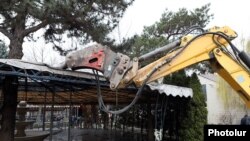 Cafes near the Opera House in Yerevan are being dismantled by the decision of the municipal authorities, 14 March, 2019