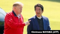 ابه (سمت راست) روابط نزدیکی با ترامپ دارد؛ گزارش‌ها حاکی‌ست او تصمیم نهایی خود به سفر به تهران را موکول به سفر ترامپ به ژاپن و رایزنی با رئیس‌جمهوری آمریکا کرده بود