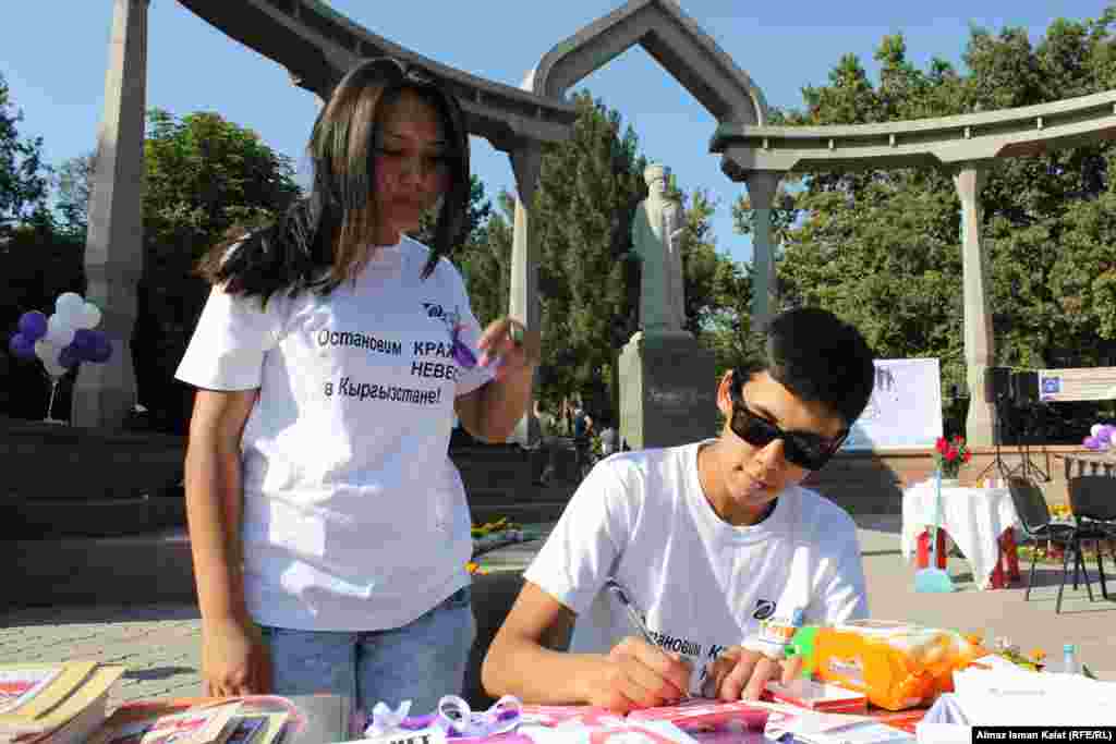 В Бишкеке прошла акция против традиции умыкания невесты