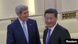 Госсекретарь США Джон Керри встречается с главой КНР Си Цзиньпинем в Пекине 17 мая 2015 года