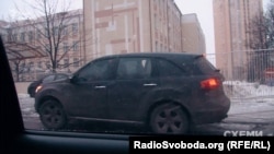 Кілька днів поспіль вранці знімальна група програми бачить машину начальника слідчого відділу зовсім не в тому районі Києва, в якому він має квартиру