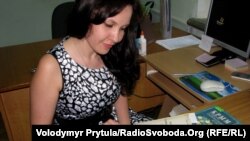 Ельзара Какура показує книги про Хидирлез