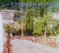 Хлопчики у військових кашкетах прищулюються від вечірнього сонця, поки Прокудін-Горський працює в Гаграх