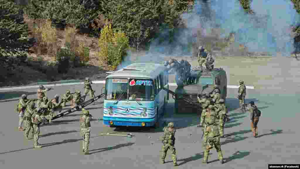 Окупований Крим. Тренування російського спецназу з імітації захоплення заручників на території табору «Артек» у жовтні 2019 року.Після російської окупації Криму в 2014 року близько 95% відвідувачів табору були родом з Росії. Хоча на літо до «Артеку» приїжджали й іноземні гості, зокрема діти колишнього президента Сирії Башара аль-Асада