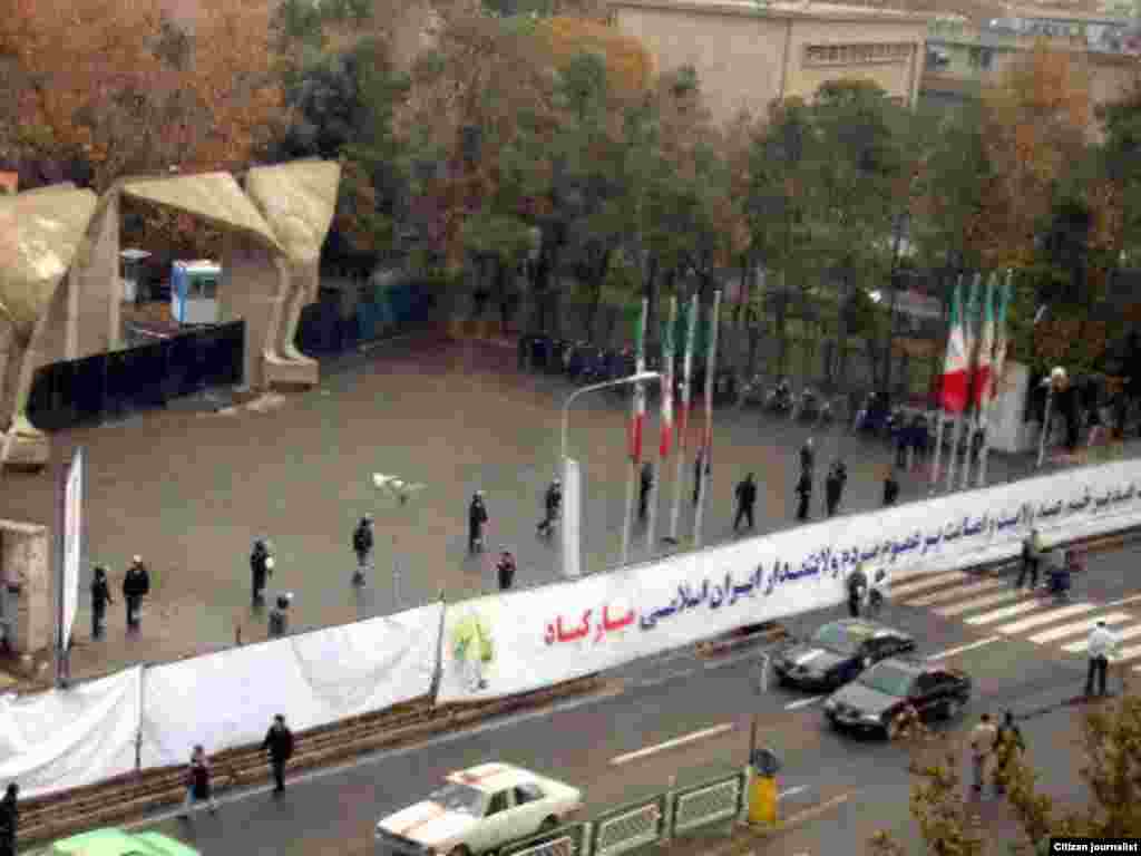 صف‌بندی نیروهای امنیتی در برابر در بزرگ دانشگاه تهران - گالری عکس و فیلم 