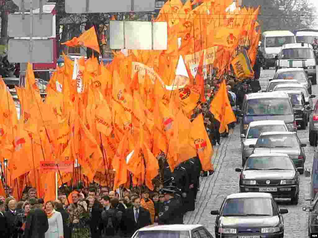 نارنجی های هوادار دولت، عمدتا از مرکز و غرب کشور می آيند