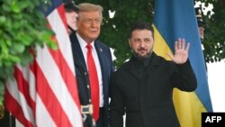 Володимир Зеленський (праворуч) нагадав, що формати перемовин обговорювалися під час зустрічі у Вашингтоні, а також у розмові президента Сполучених Штатів Дональда Трампа й Путіна