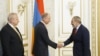 Премьер-министр Армении Никол Пашинян (справа) принимает секретаря Совбеза России Николая Патрушева, Ереван, 13 августа 2019 г․