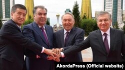 Солдан оңға қарай: Қырғызстанның сол кездегі президенті Сооронбай Жээнбеков, Тәжікстан президенті Эмомали Рахмон, Қазақстанның сол кездегі президенті Нұрсұлтан Назарбаев және Өзбекстанның президенті Шавкат Мирзияев.  Нұр-Сұлтан, 6 шілде 2018 жыл.  