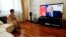Женщина смотрит российский канал, в эфире которого транслируется выступление президента России Владимира Путина о ситуации в Украине. 4 марта 2014 года.
