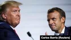 Президент Франції Емманюель Макрон реагує під час спільної пресконфренції з президентом США Дональдом Трампом під час самміту G7 у французькому Біаріцці 26 серпня 2019 року