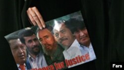 در مراسمی که هنگام بازديد رييس جمهوری نيکاراگوئه از تهران برگزار شد، تصوير محمود احمد نژادی در کنار دانيل اورتگا، هوگو چاوز و فيدل کاسترو قرار گرفت.