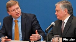 Министр иностранных дел Армении Эдвард Налбандян (справа) и комиссар ЕС по вопросам расширения и европейской политики соседства Штефан Фюле в ходе совместной пресс-конференции в Ереване (архив)