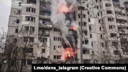 Внаслідок влучання авіабомби в 9-поверхівку загорілися шість балконів і чотири квартири житлового будинку