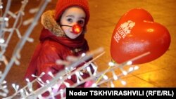 Дети знали, что таинственный Дед Мороз, который весь год наблюдал за ними, клал ночью под елочку подарки