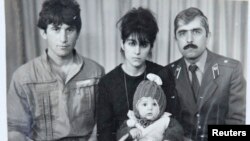 Солдон оңго: Анзор Царнаев, Зубейдат Царнаеванын алдында Тамерлан Царнаев жана Мухамед Сулейманов (Зубейдат Царнаеванын агасы), Махачкала шаарында