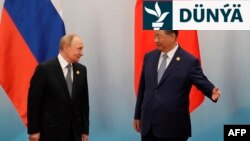 Russiýanyň prezidenti Wladimir Putin (çepde) we Hytaýyň prezidenti Si Szinpin. Týanszin. Hytaý.