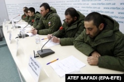 Полонені військовослужбовці російської армії під час пресконференції в Києві, 19 березня 2022 року