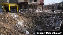 Вирва від удару російських військових на проспекті Миру в Маріуполі, 13 березня 2022 року