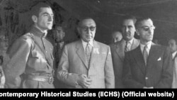 محمدرضا شاه پهلوی به همراه احمد قوام نخست وزير،‌ منوچهر اقبال و مظفر فيروز