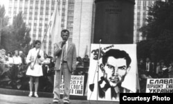 Леонід Громовий виступає під час мітингу 1 вересня 1990 року