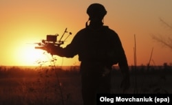 Українській військовослужбовець із дроном FPV поблизу лінії фронту в Запорізькій області, 25 вересня 2025 року