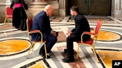 Владимир Зеленский менен Дональд Трамп. Ватикан. 26-апрель, 2025-жыл. Архивдик сүрөт.