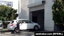 Aşgabatdaky awtoýuwalgalaryň birinde ulag ýuwýan işgär (Arhiw suraty)