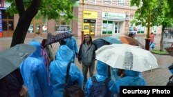 Письменник Тарас Прохасько проводить екскурсію в Івано-Франківську