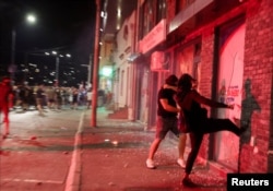 Протестиращи чупят прозорците на офисите на управляващата Сръбска прогресивна партия във Валево.