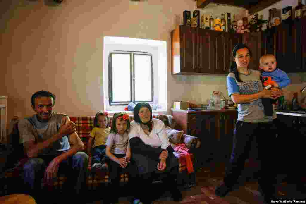 Односельці після отримання щеплення розмовляють з командою медичних працівників